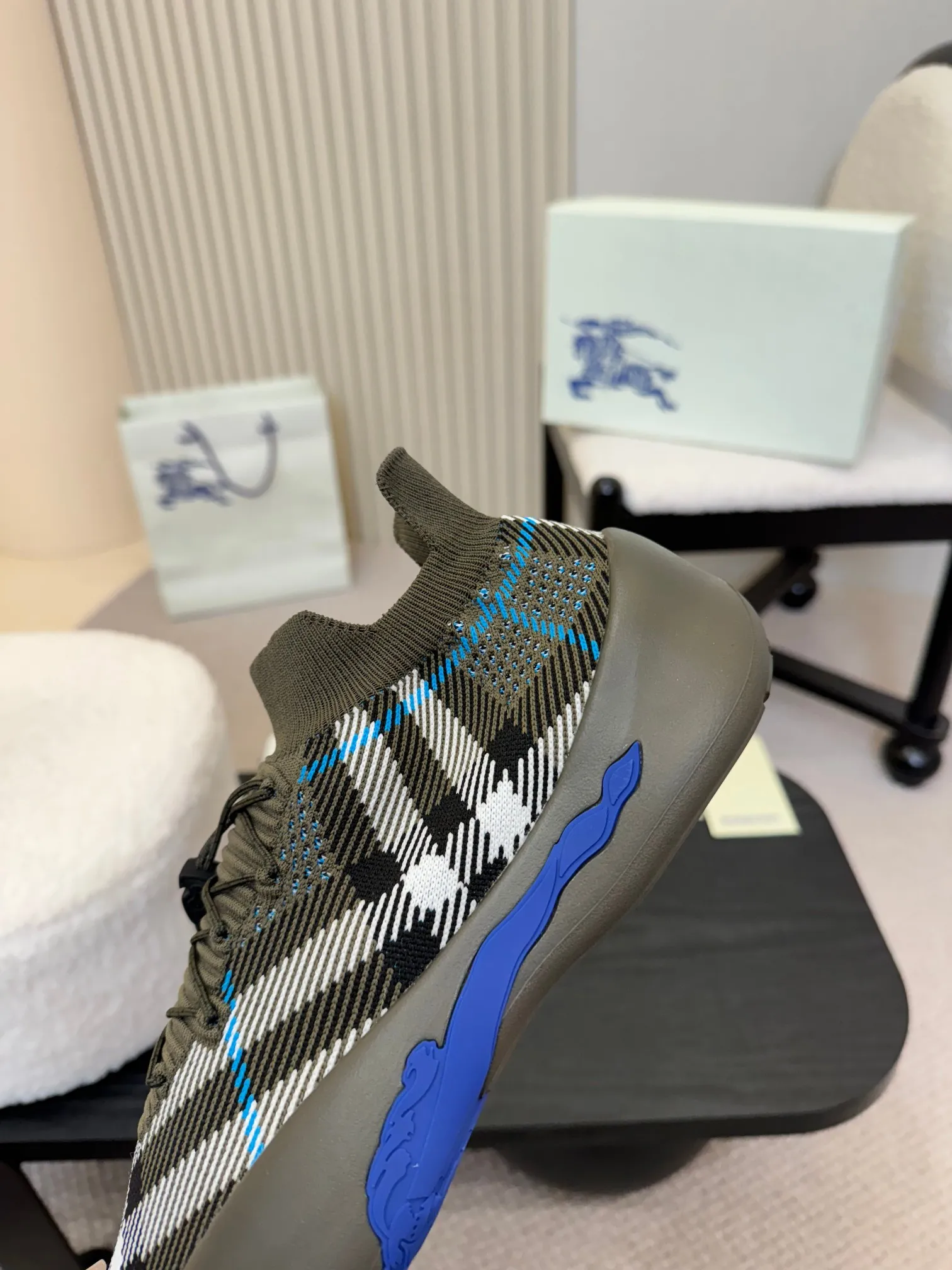 Men's men's shoes💰680 Burberry's 2025 hot model is released, ultra-light socks and shoes, versatile, decorated with worsted Burberry plaid pattern. Featuring a mesh lining and checkered laces, the rubber sole features the archive Burberry monogram. From Burberry's iconic collection, these wardrobe staples are interpreted with the brand's signature style.   ✅Fabric: Classic cotton fly ✅Lining: Silk cow lining ✅Outsole: Ultra-light rubber foam sole ✅Color: apricot, original packaging ✅Code number: Men's 39-46 (39,46 customized)